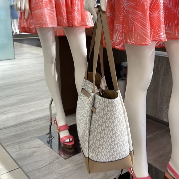 MICHAEL KORS
Reed Large Logo Shoulder Tote Bag
Camel Combo 
35S3G6RT3B
NWT - Picture 7 of 16